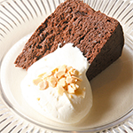 ご存じ定番のチョコレートケーキ　ガトーショコラクラシック　クレームフェッテ添え